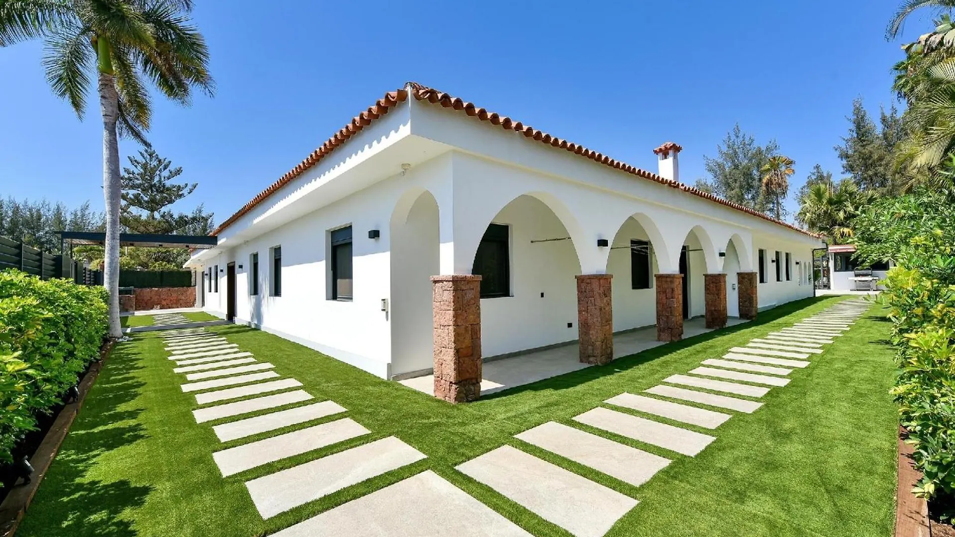 Villa Maspalomas Deluxe Luxury Retreat In Gran Canaria Private Heated Pool Poolside Kitchen Bbq Facilities Golf Course View Minutes From, Las Palmas de Gran Canaria